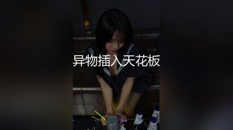 有奶水的哺乳期少妇露脸了，大奶子好和逼逼好诱人，陪狼友撩骚互动激情大秀，大奶子挤奶水都能喷精彩刺激